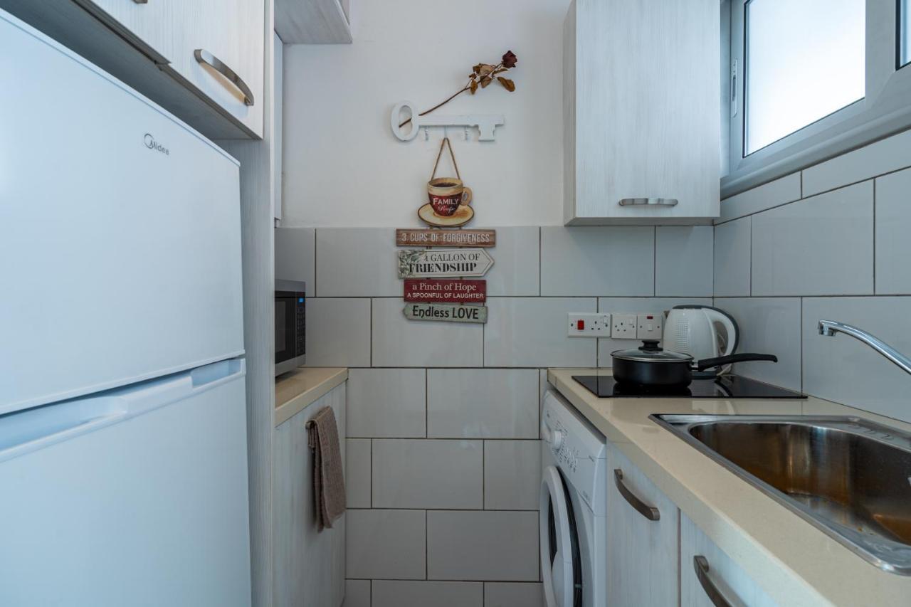 Berries 1-Br Apt In Larnaca Exterior photo
