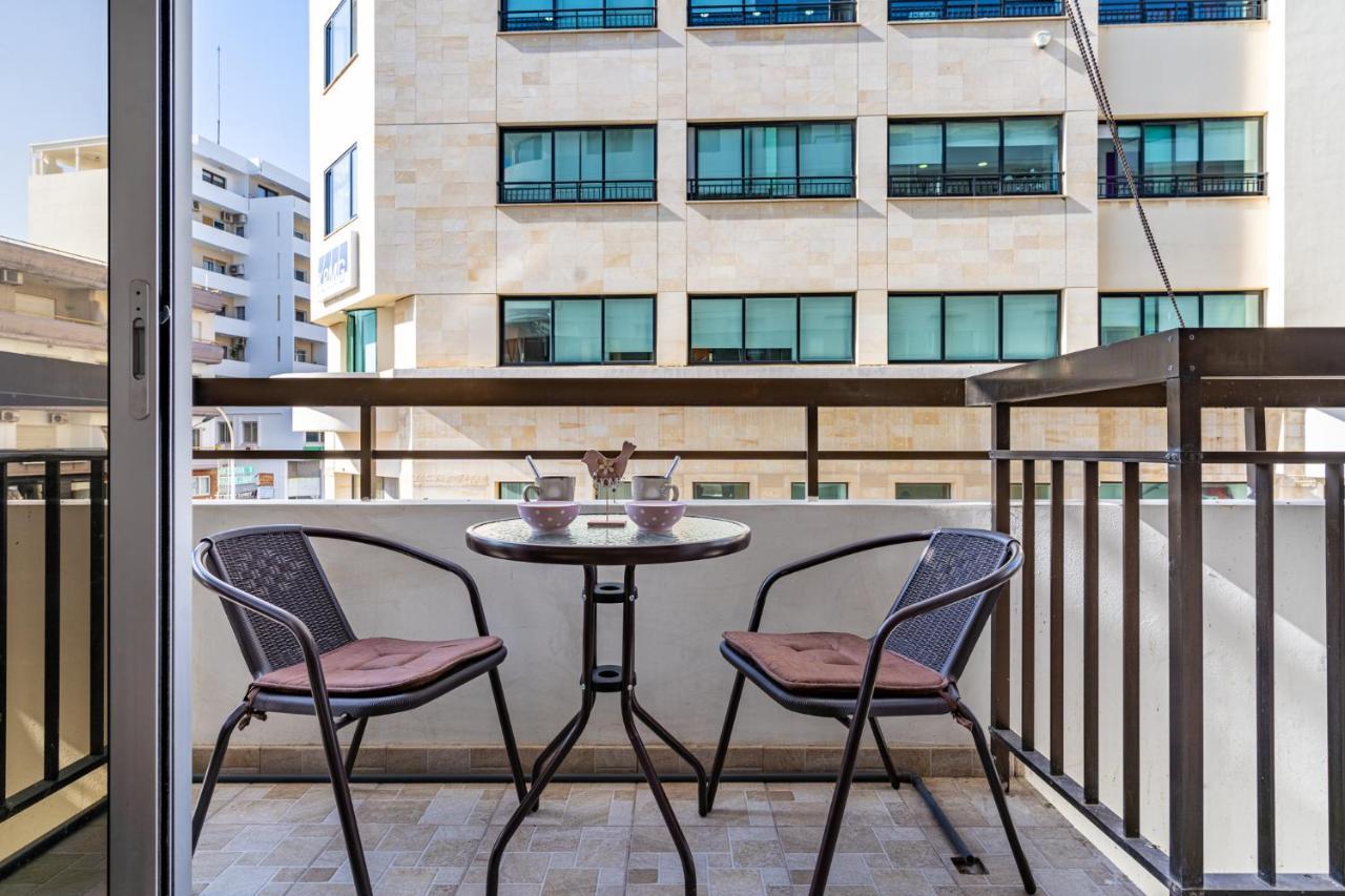 Berries 1-Br Apt In Larnaca Exterior photo
